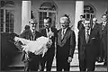 献上された七面鳥に恩赦を与えるリチャード・ニクソン大統領 1971年