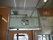 1987年製造車(左)と1988年製造車(右)では乗務員室仕切壁中央上部の開口部形状が異なる