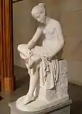「サンダルを履く女」