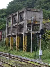 陸中大橋駅構内に残る日鉄鉱業のホッパーの遺構(2010年9月)
