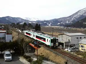 陸羽東線で使用されるキハ110系気動車(2007年2月 鳴子温泉駅東方)