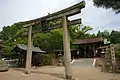 鳥居、中門（奥）