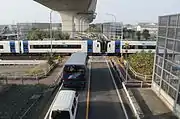 名鉄名古屋本線との交差部（清須市廻間）。一般部の開業に合わせ暫定的に踏切設置された。