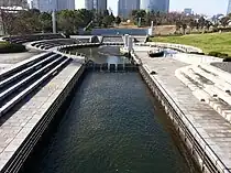階段整備前（2011年12月15日撮影）、奥に見える柵の向こうに階段が整備された
