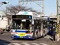 ハイブリッド車日野・ブルーリボンシティ ハイブリッド（2A341号車：川崎大師駅にて）