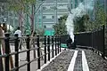 神戸市立科学技術高等学校・鉄道車両研究会により遊歩道上に敷設された、ミニSLの線路。