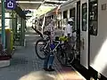 自転車を車内に持ち込む乗客の様子(オーストリア)