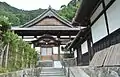 山門の東側にある修行道場を見る