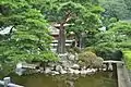 山門の西側にある庭園を見る