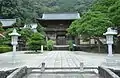 参道より山門を見る