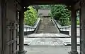 山門より本堂と参道の石段を見る