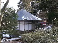 弁財天堂の裏手