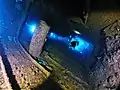 船内を泳ぐダイバー