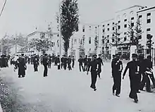 1930年頃の広小路通の様子学生服、袴服姿の学生が未舗装の広小路通を歩く様子がよくわかる。自転車も見える。奥の緑は京都御苑「清和院御門」付近。
