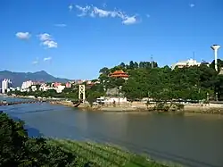 江心公園から望む閩江と倉前山
