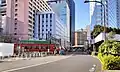 小田急線はペデストリアンデッキから出ると踏切で都道414号線と交差する。