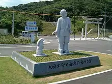 神社への参道と鳥居、門前の道の駅にある「大国さまと白うさぎ」