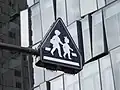 横断歩道（407-B）内部に電灯が組み込まれ、夜間には標識そのものと真下にある横断歩道を照らす。