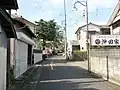 当社に至るまでの道（川魚料理店がある）