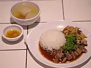 タイのレストランで提供されるガチョウのローストのカレー