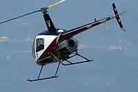 (左)シングルローターのヘリによる飛行(ロビンソン R22)(右)ツイン・ローター機による飛行(ボーイング・バートル CH-47)