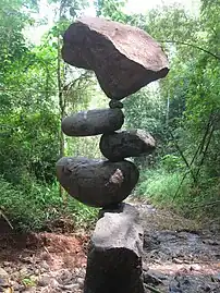 非対称に積み上げられた作品