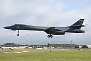2008年のロイヤル国際航空タトゥー(英語版)に参加するため北ウィールド飛行場に到着するB-1B