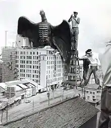 映画『空の大怪獣ラドン』の撮影風景ラドンの着ぐるみが1956年当時の天神本店のミニチュアに乗っている