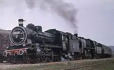 ルーマニア鉄道(ルーマニア国鉄)の230型、ルーマニア製。サリシュテ(ルーマニア語版)において重連運転をしているところ、1972年