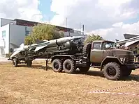 S-75 (SA-2ガイドライン)防空ミサイルを牽引するルーマニア軍のZIL-131V。