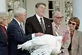 七面鳥を受け取るロナルド・レーガン大統領 1983年