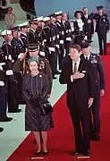 1983年2月23日、訪米してサンタバーバラで儀仗礼を受けるレーガン米大統領と女王