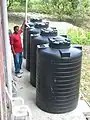 人の背ほどの高さがある雨水タンク