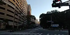 国道202号(別府橋通り、赤坂三丁目交差点の南側、左:赤坂、右:六本松)