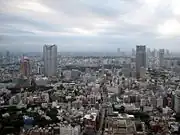 港区・六本木周辺に各国の大使館が点在し、繁華街のみならず、ビジネスエリアや高級マンションエリアもあり、多面的な顔を見せる。