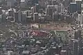 跡地の空撮画像（2015年1月）。赤いテントは木下大サーカスの公演会場