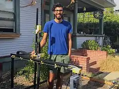 カリフォルニア州サンルイスオビスポ、Rory Aronsonの前庭にあるファームボット・ジェネシス試作品(V0.8)。
