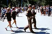 PPSh-41を持って行進するコムソモールの青年(1975年)