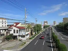 国道248号。車道の左側が末広町。