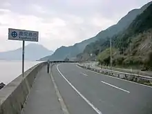 姶良・鹿児島市境(左手に錦江湾と桜島。右手には日豊本線が並走している)