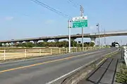 国道302号を介して愛知県道128号と接続。左に清洲西ICを望む。