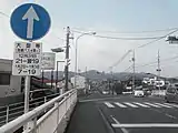 通常時には存在しない規制標識（通行規制）が設置されている中川橋交差点。