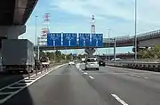 名四国道（中央）と知立バイパス（右）との分岐路（左より県道57号から連絡の側道が合流）