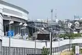 道路幅員約95 mの国道23号名四国道並行部。この付近は特に騒音公害が心配され、第二東名、国道23号共に遮音壁で覆われた（名古屋市緑区）。
