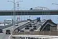 飛島村の梅之郷にて物流動脈の国道23号（名四国道）の上空を横切る。
