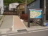 下側は民家の間にでてくる（2012年5月）