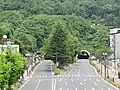 信夫山トンネル南交差点付近(左側が米沢方面、右側が福島市街方面)