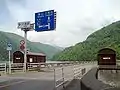 旧梓川テプコ館前には道路を横断する地下道がある。