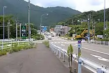 画像左 :構想では名阪国道の起点は国道1号と国道25号が分合流する関町新所付近が想定された。画像右：クローバー型のランプウェイの造成は小山の地形を利用した。