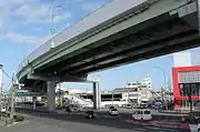 国道23号とは間接接続。交差点右が県道36号諸輪名古屋線。3号大高線も右へ進路を変える。